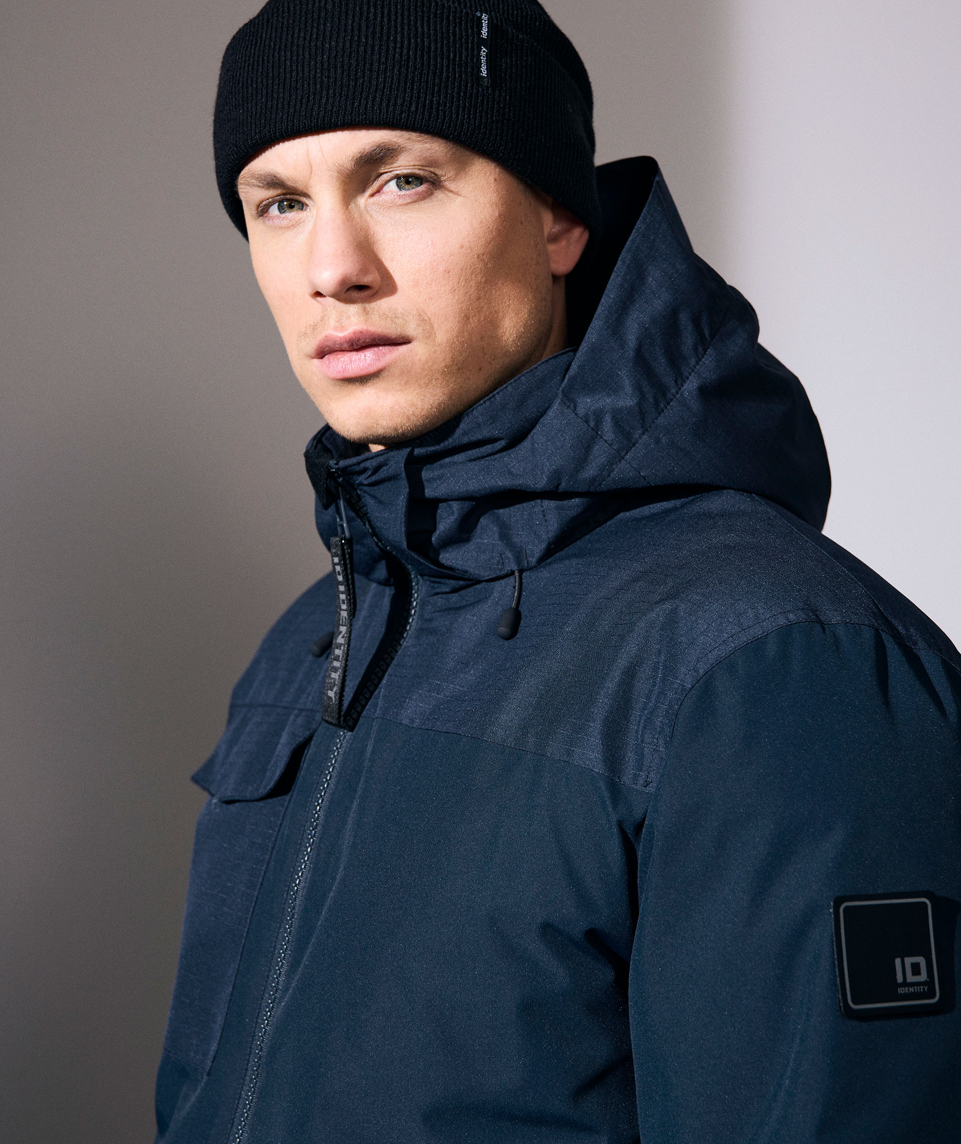 ID Strikhue, Sort, Sort, large image number 1