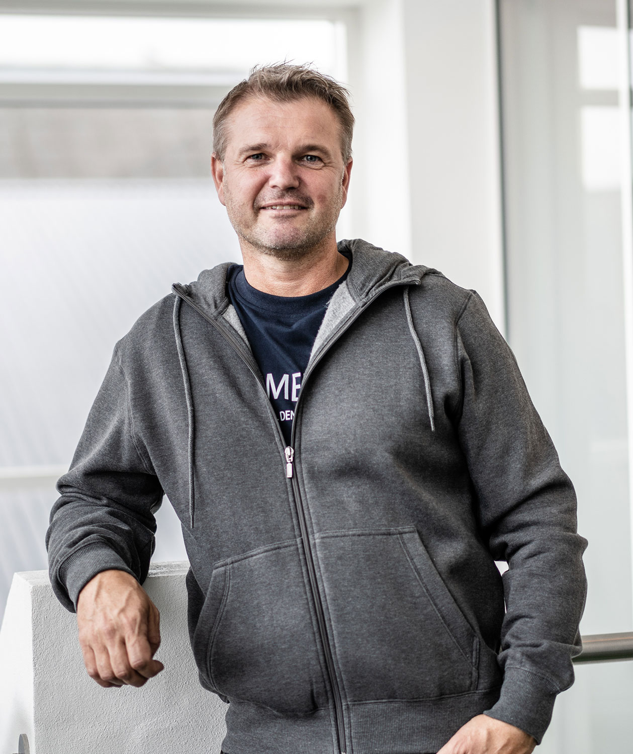 Roberto hoodie med blixtl&aring;s