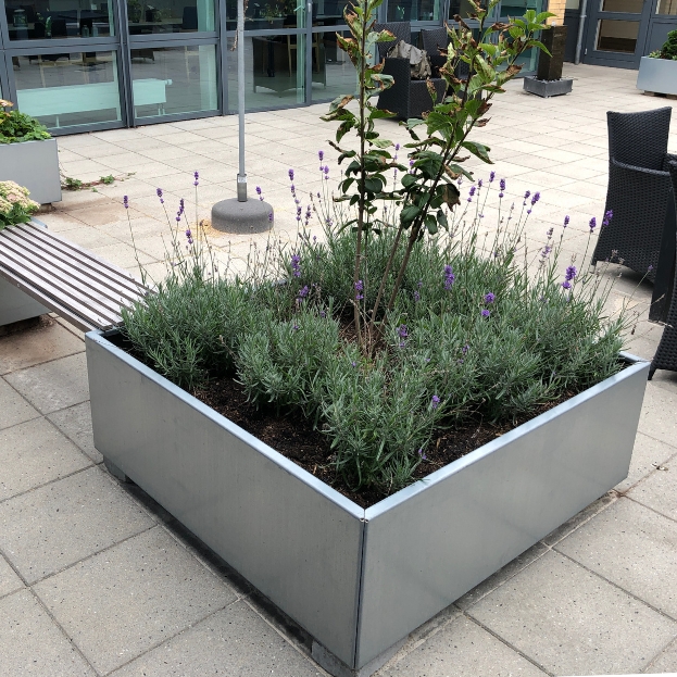 Blomlådor Land Modern, staplade