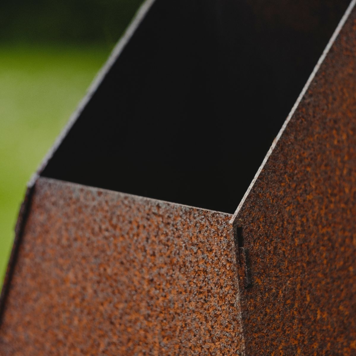 Eksklusiv havepejs i 3 mm cortenstål closeup