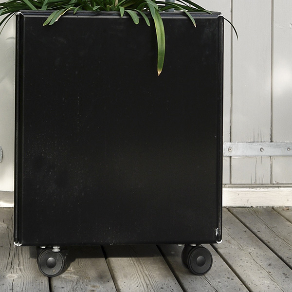 Sorte hjul til plantekasse