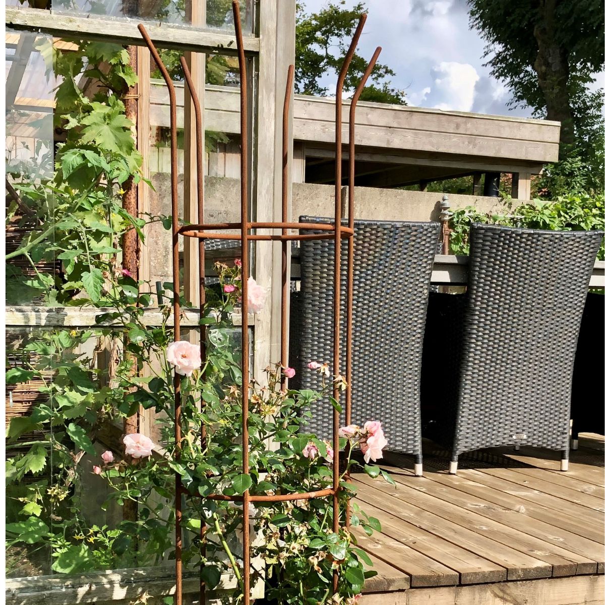 Detalje af håndlavet espalier i råt jern, der er klar til at ruste naturligt