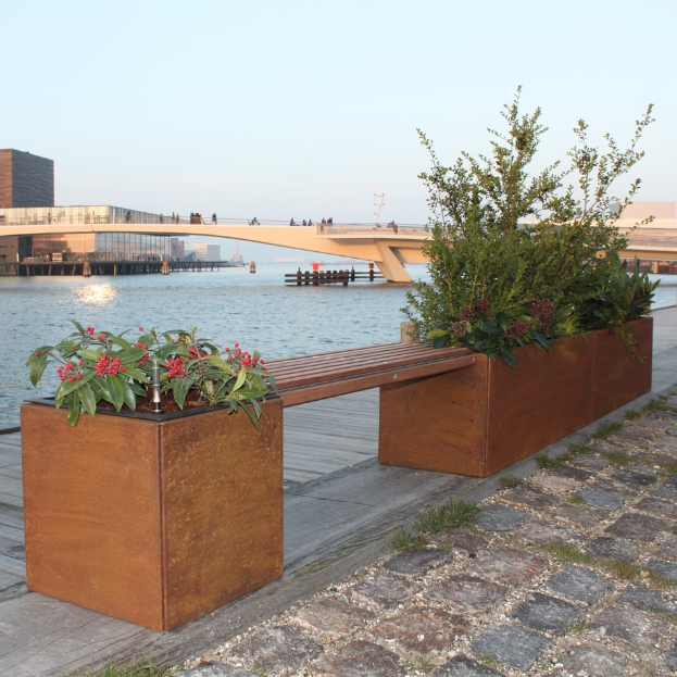 Bænk med mahognilister cortenstål