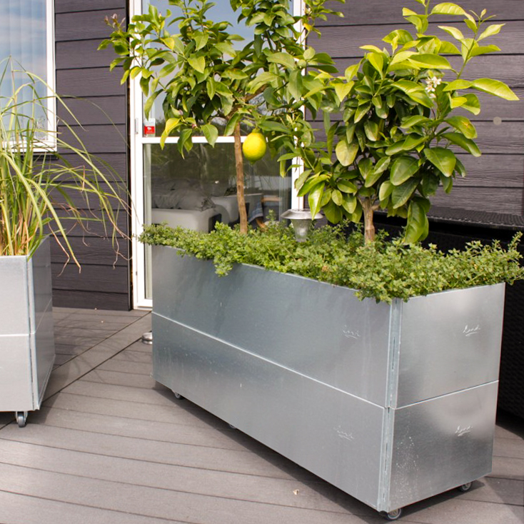 Blomlådor i Land Classic, galvaniderad, Land Modern är vårt extra robusta växtsystem - med fina detaljer och toppkvalitet.  Planteringskärlen kan kombineras, staplas och förlängas på otaliga sätt. De finns med hjul, ben eller dolda fötter, med självvattnande insatser och med snygga bänkar och säten. En flexibel lösning för grönytor ute och inne.  med botten  Lämplig för kapillärboxar  Många storlekar  Land Moderna planteringslådor i cortenstål är extra robusta och har fina detaljer  Höjsängar i cortenstål är lösningen för dig som vill ha en högbädd i starkt och tåligt material och älskar den rostiga ytan som cortenstålet bildar.  staplade
