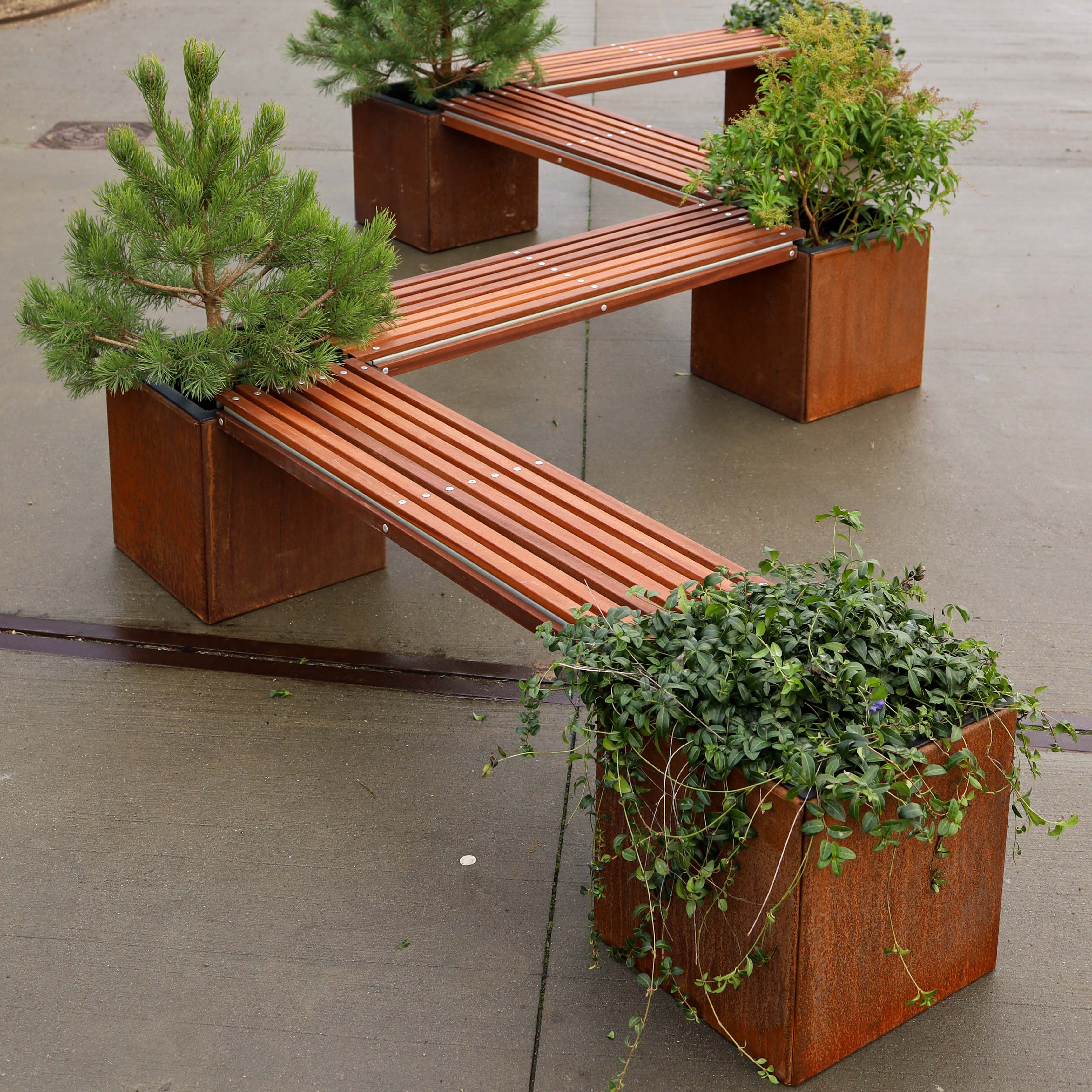 Bænk med mahognilister cortenstål