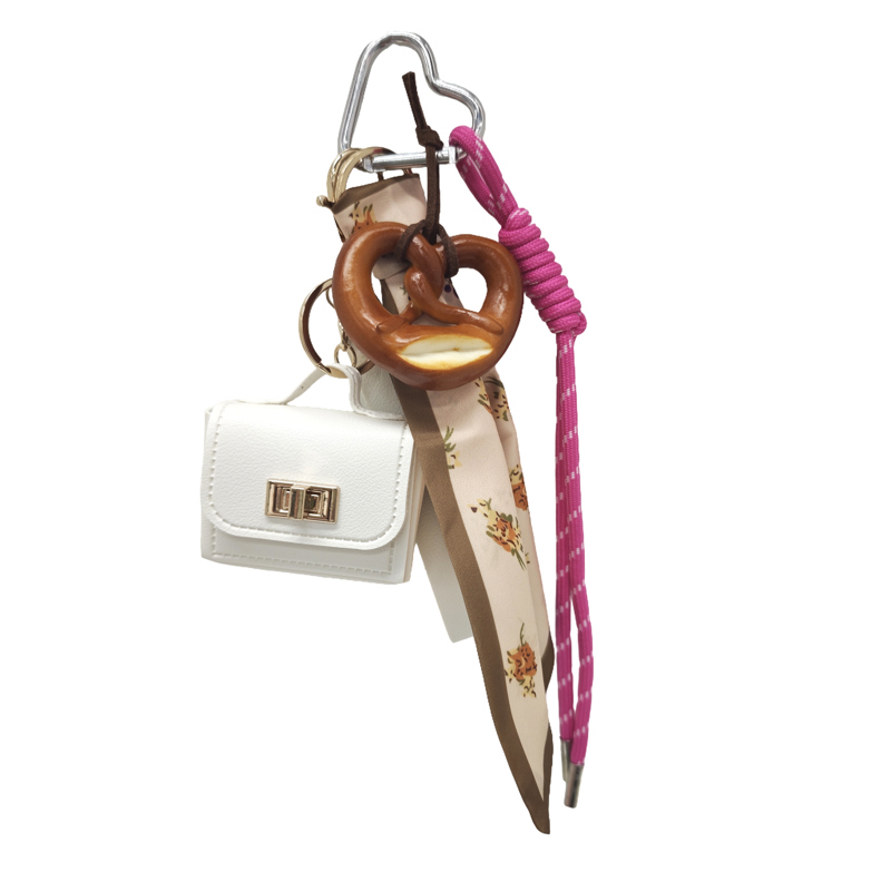 Conmé Bag charm taske pretzel Hvid 1