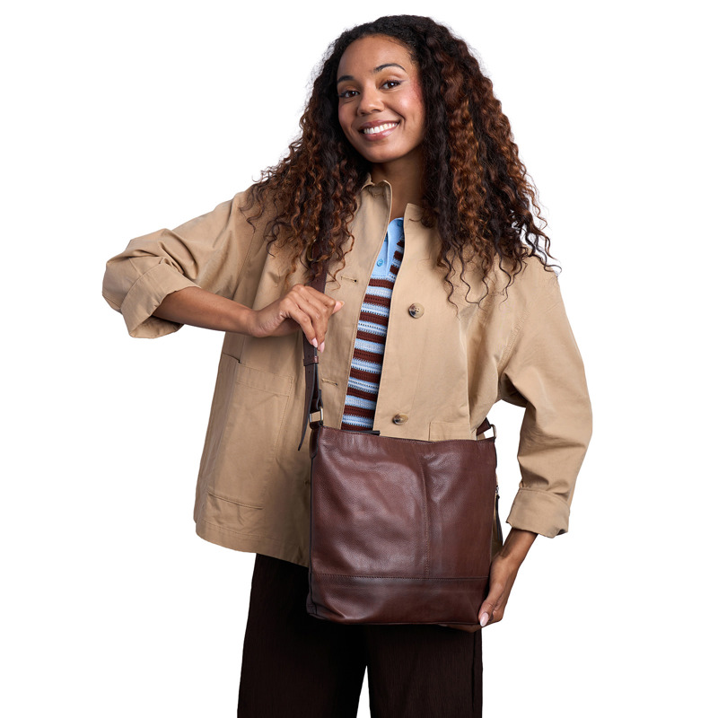 RE:DESIGNED Crossbody Svea Big M. Brun 2