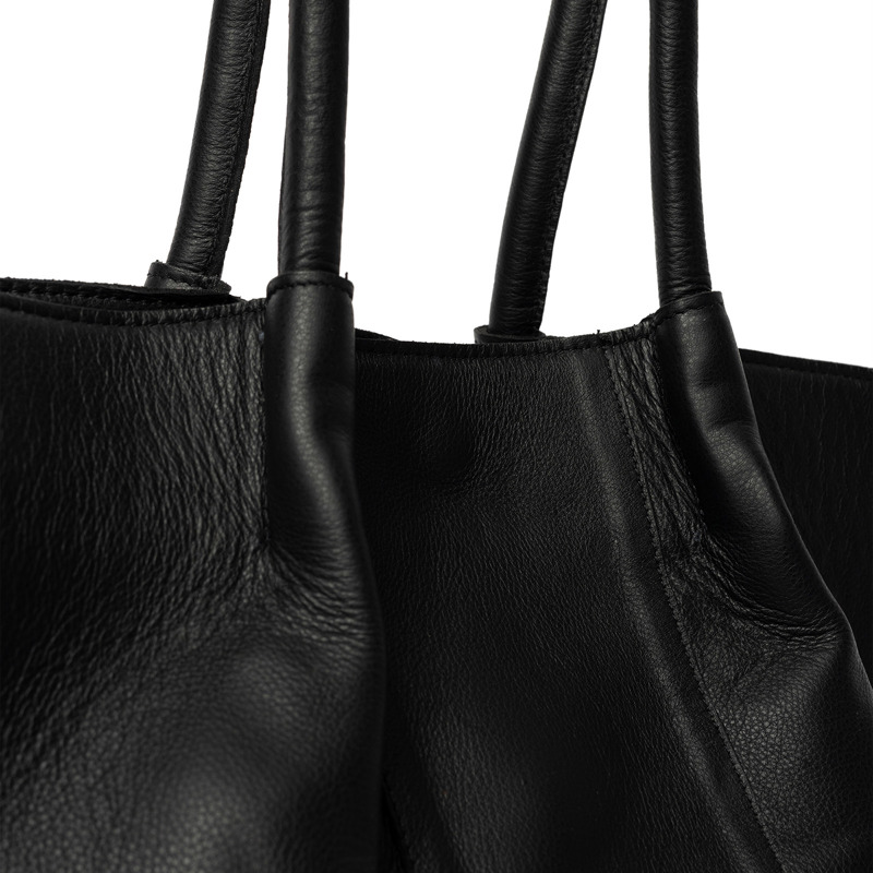 RE:DESIGNED Axelväska Mane Small Svart 4