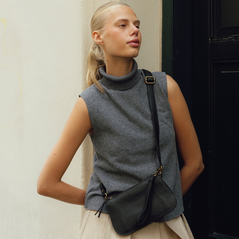 RE:DESIGNED Crossbody Myn Small Svart 7