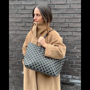 By Malene Birger Shopper Abigail Svart alt image