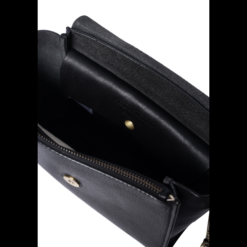 RE:DESIGNED Crossbody Nana Svart 4