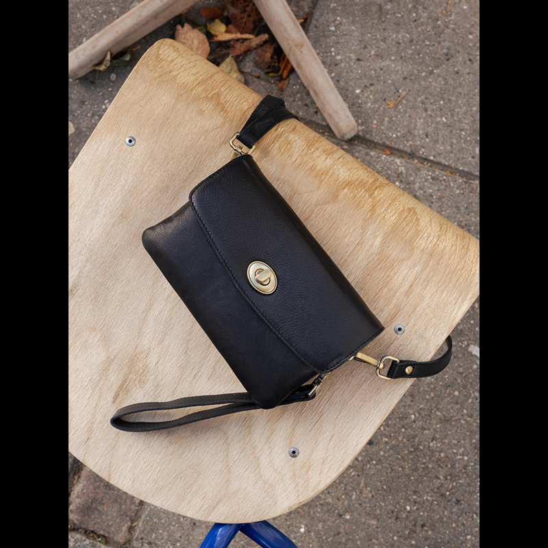 RE:DESIGNED Clutch Nisha Clutch Svart 2