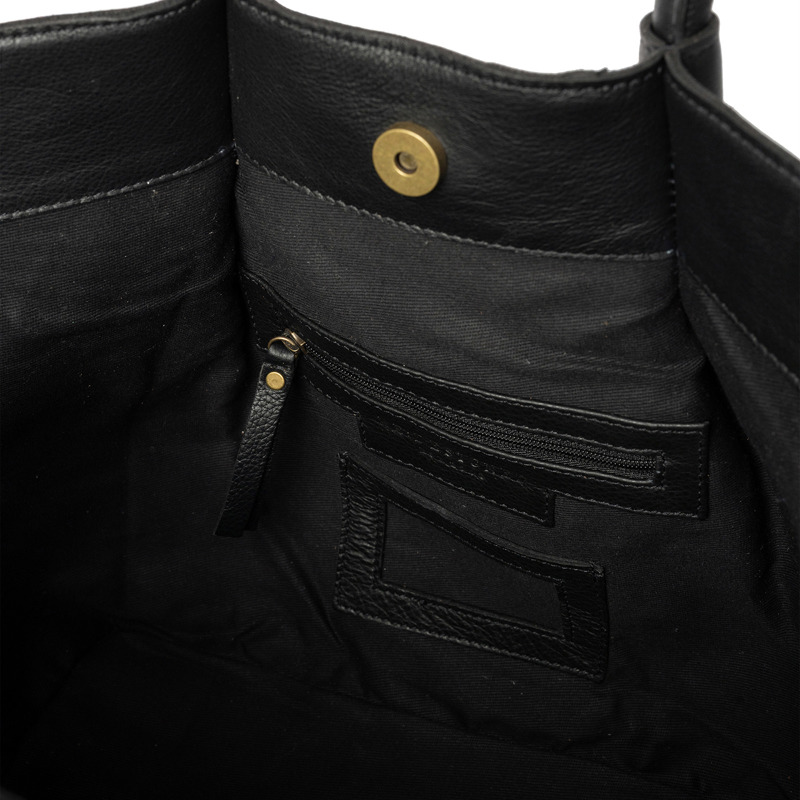 RE:DESIGNED Axelväska Mane Small Svart 6
