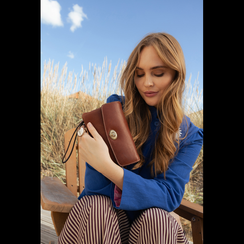 RE:DESIGNED Clutch Nisha Clutch Cognac 2