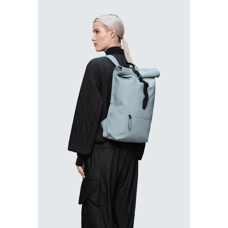 RAINS Ryggsäck Rolltop Rucksack Ljusblå 2