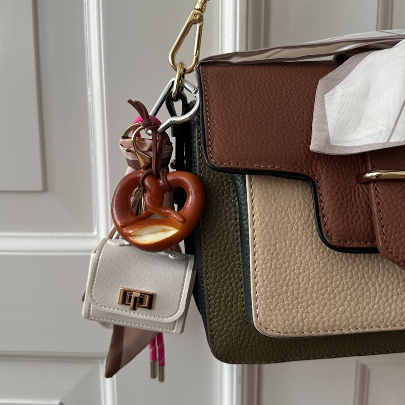 Conmé Bag charm taske pretzel Hvid 3