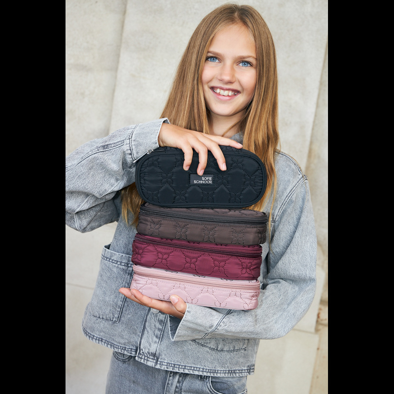 Sofie Schnoor Pennfodral Oval SagaSY Svart 2