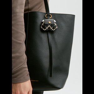 By Malene Birger Fodral AirPods Ada Svart alt image