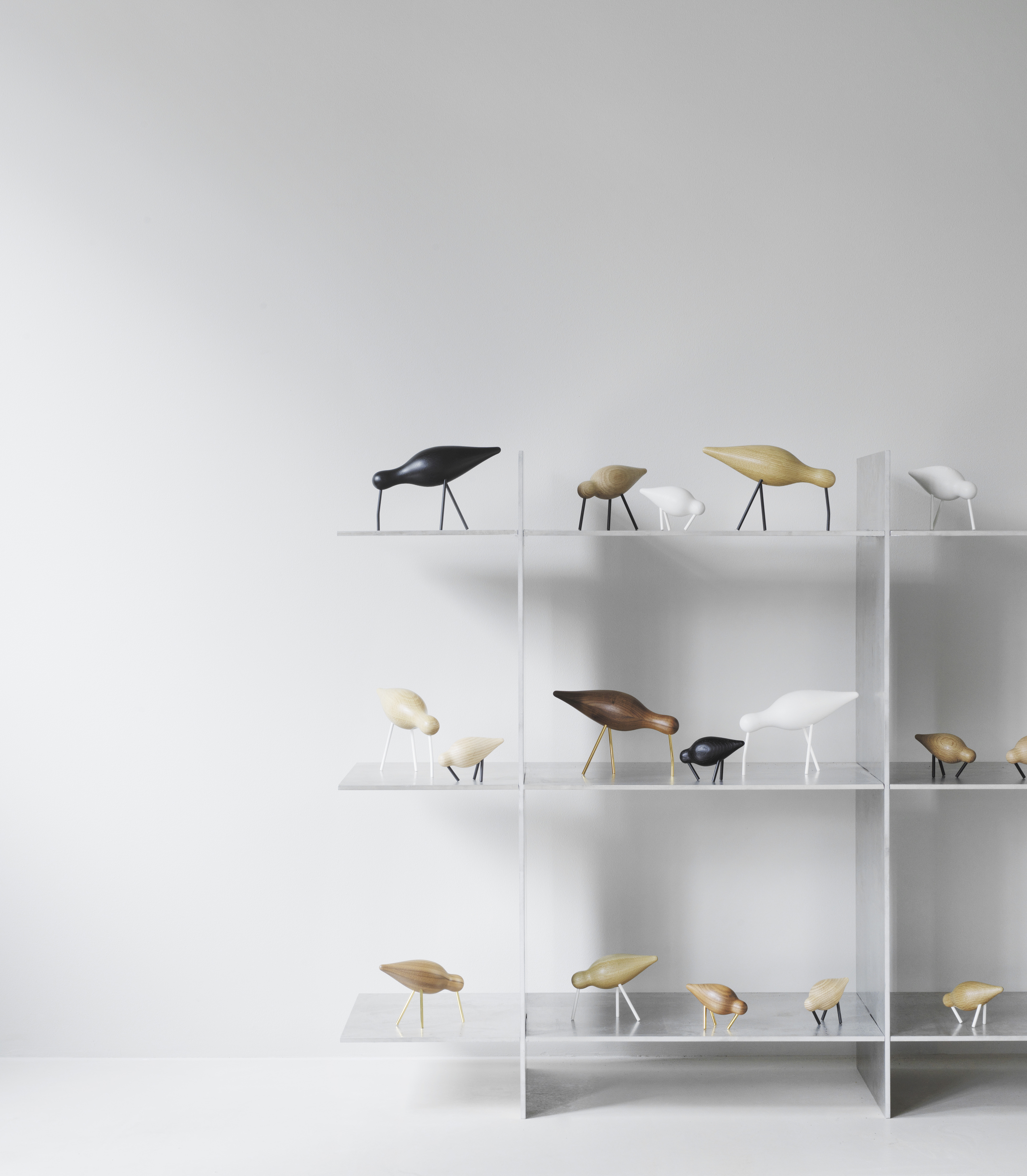 Shorebird large oak/black – a decorative wooden bird figure