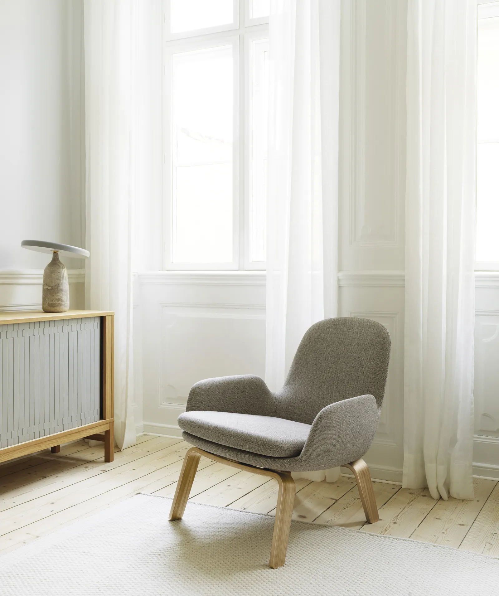 Normann Copenhagen Era lænestol lav eg Hallingdal